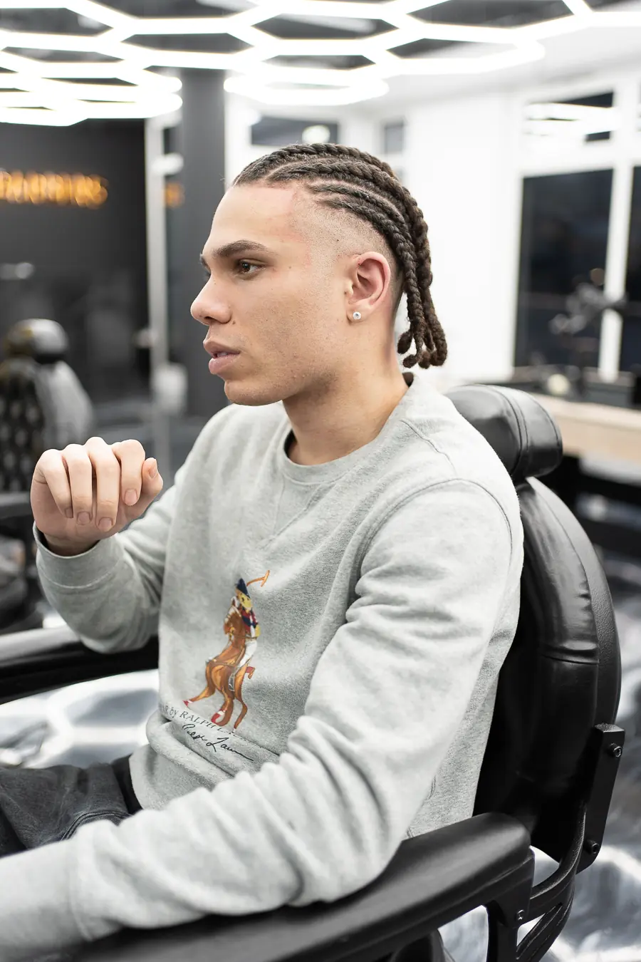 Kundenportrait mit geflochtener Frisur im Barbershop