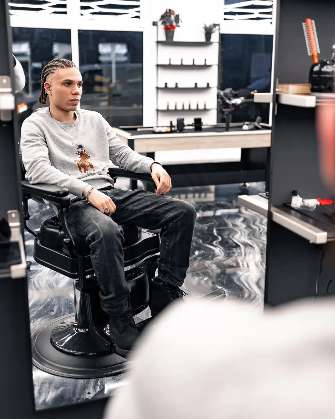 Markenportrait eines Kunden im modernen Barbershop