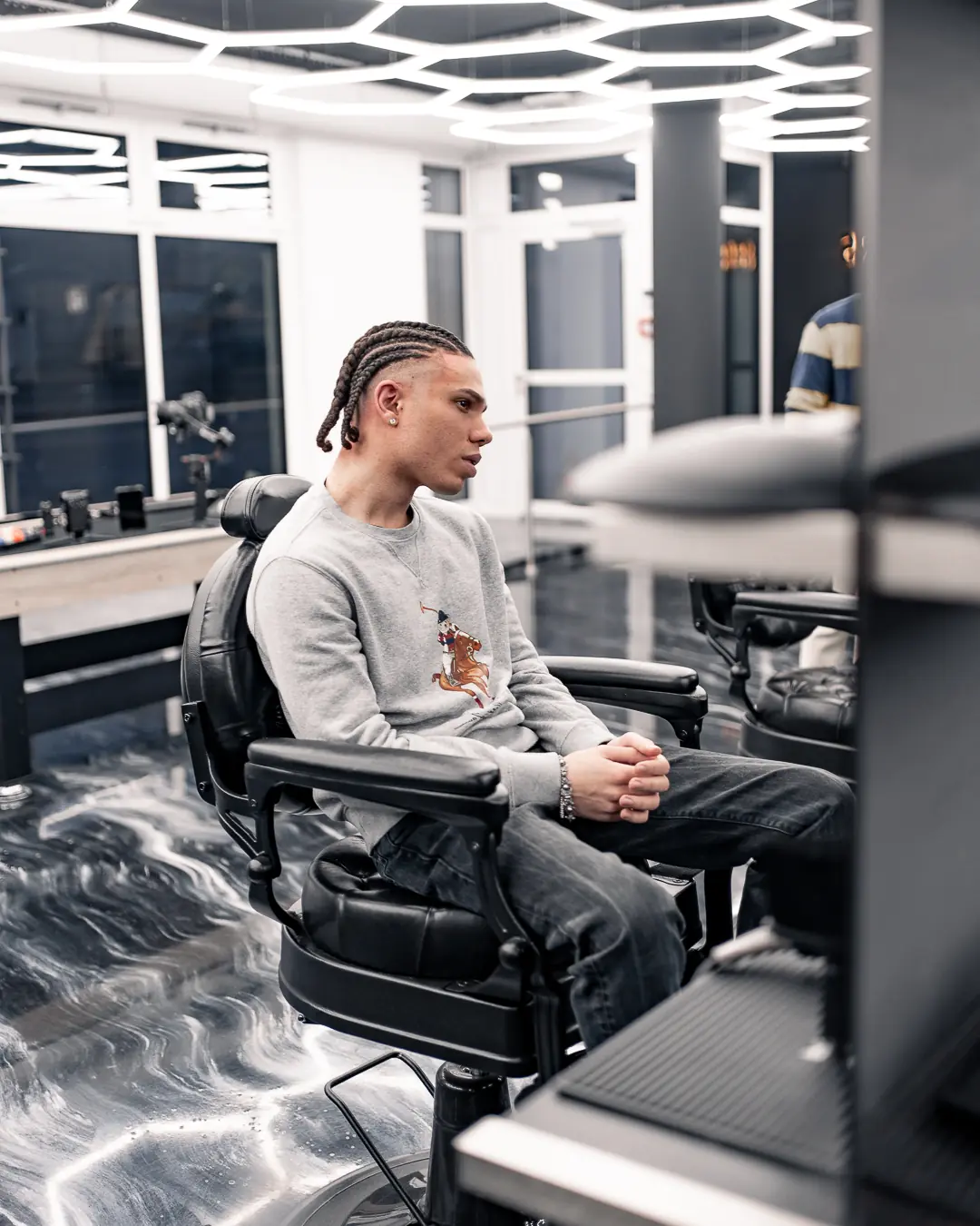 Authentisches Kundenportrait während eines Barber-Termins