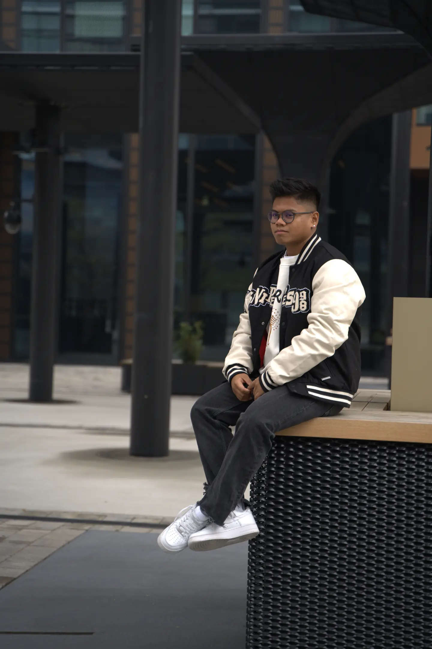 Streetwear-Kampagnenmotiv mit College-Jacke im urbanen Raum