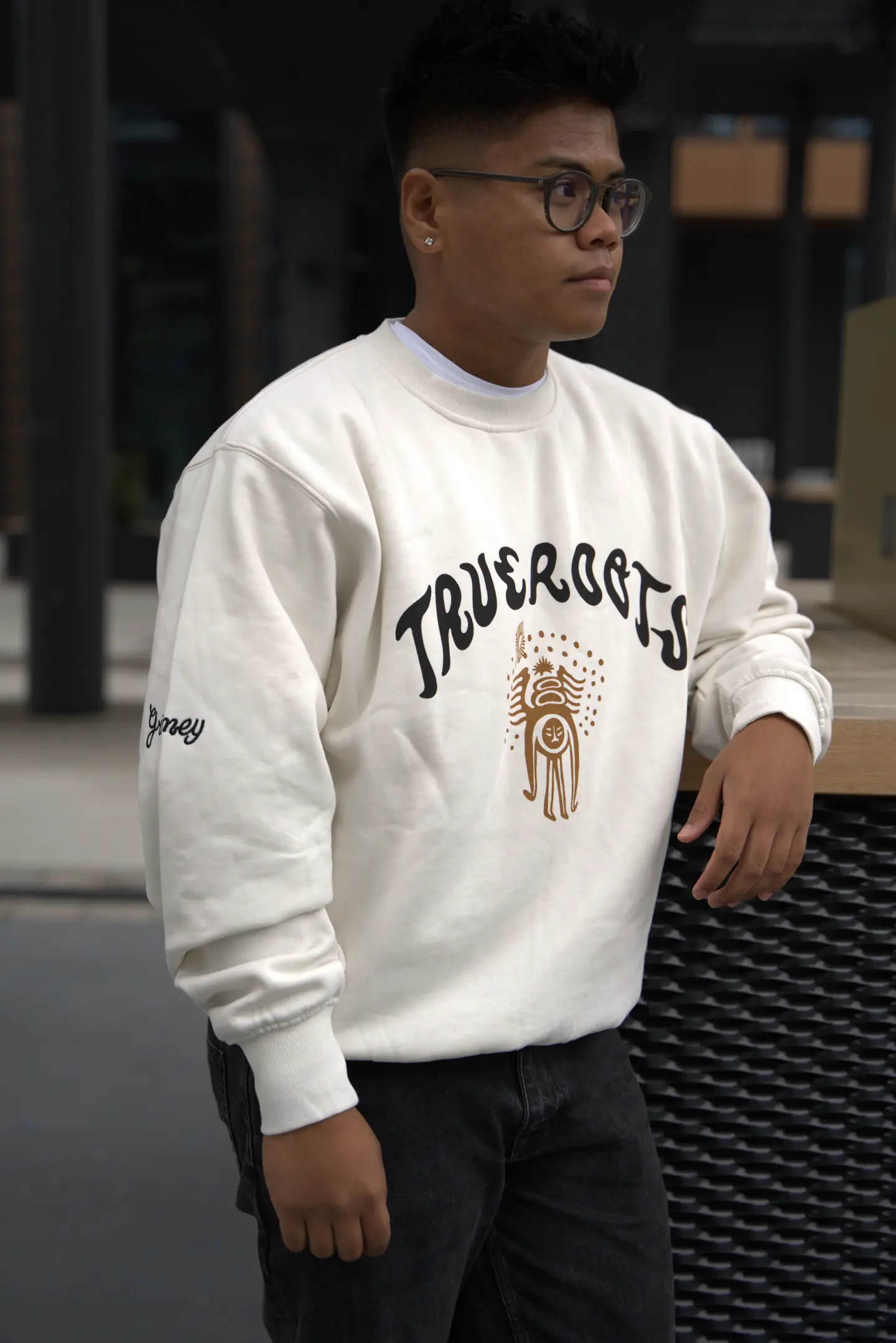 Lifestyle- und Produktportrait mit bedrucktem Sweatshirt