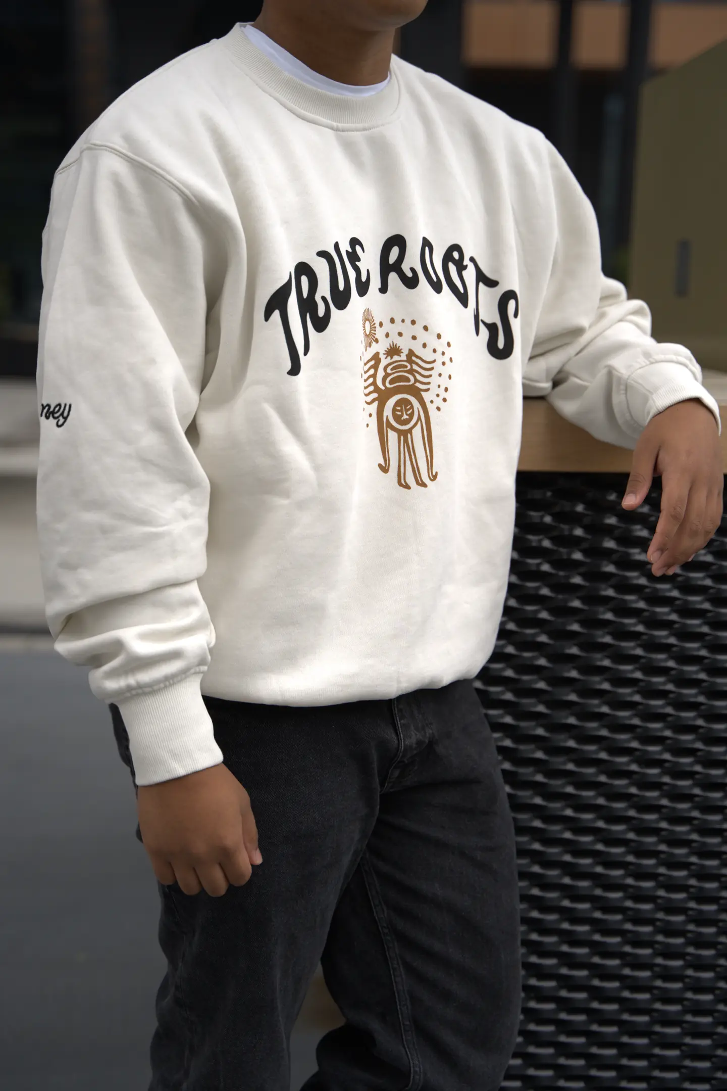 Detailaufnahme eines bedruckten Sweatshirts für eine Markenserie